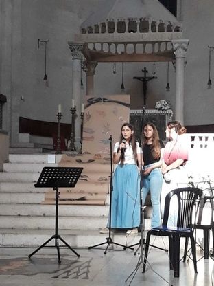 Le mani disegnate sul lungo roto di carta riciclata nella cattedrale  per ricordare Michele Fazio