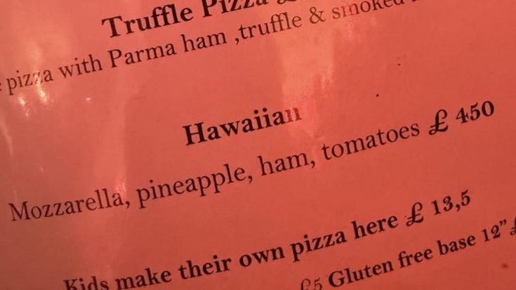 Londra, la provocazione dei ristoratori contro la pizza all’ananas: “La volete? Costa 450 sterline”