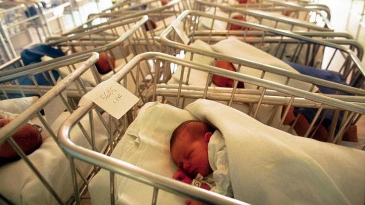 La carta verde per i figli, come in Francia. Più asili e congedi, come in Germania. Così si rilancia la natalità