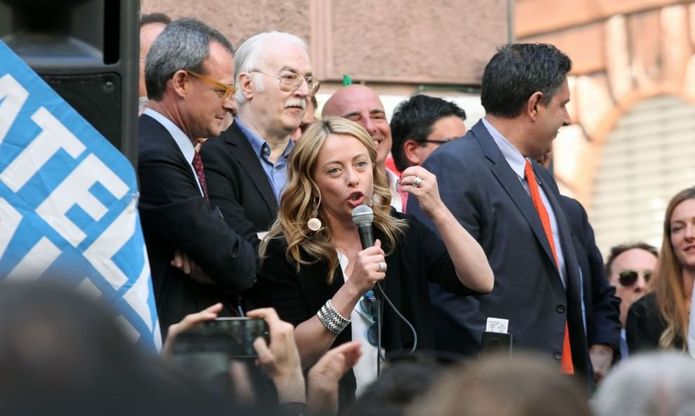 Meloni-La Russa, comizio  tra i fischi nei vicoli blindati
