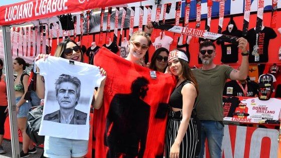 Ligabue ammette: "Il mio tour non sta vendendo come pensavamo" 
