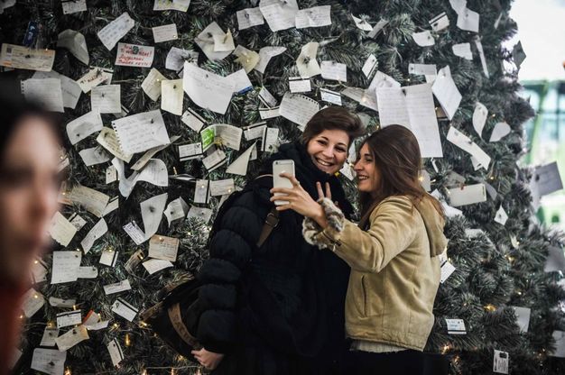 Milano, "18 in tutte le materie": le letterine a Babbo Natale dei viaggiatori in Centrale
