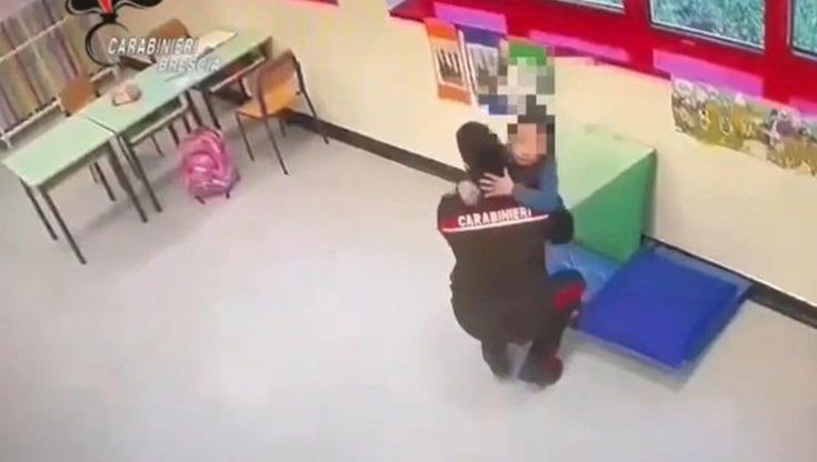 Brescia, arrestata assistente scolastica che maltrattava una alunna disabile: i carabinieri entrano in classe e salvano la bambina