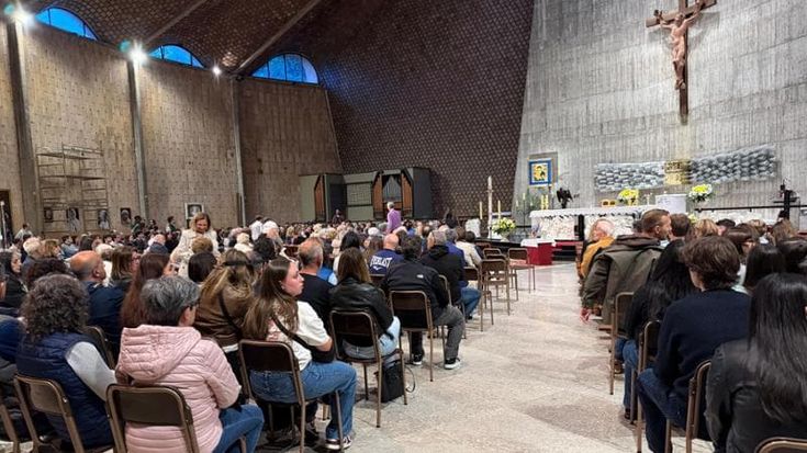 Un quartiere in lutto per Monica e Giorgia. In chiesa per ricordarle