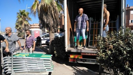 Ostia, sequestrati lettini e ombrelloni abusivi nella spiaggia libera Faber Beach