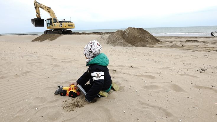 Da Jesolo a Bibione le prove dell’estate e la spiaggia rinasce con la sabbia del Piave