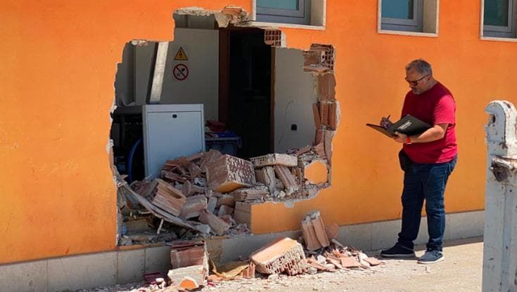 Rapina in pieno giorno alle Poste di Modugno: col furgone sfondano muro e aggrediscono i dipendenti