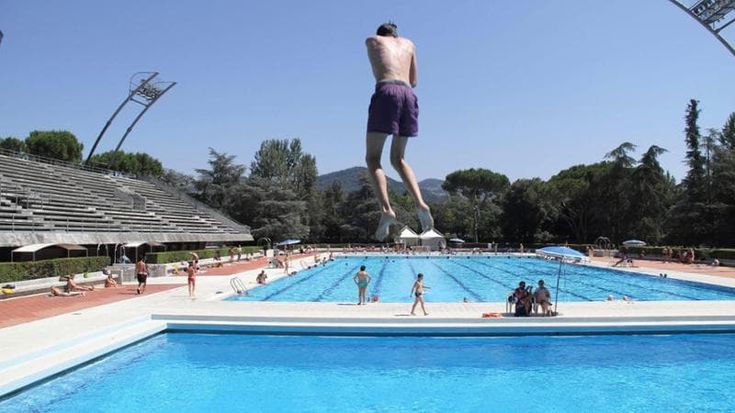 Blackout a Campo di Marte: chiude la piscina Costoli e il barbiere lavora in strada