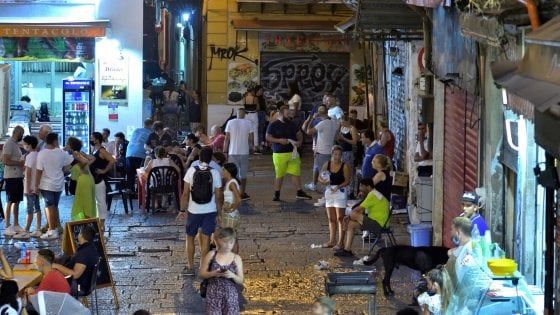 “Mascherina? Non serve”. La notte senza regole nelle piazze della movida