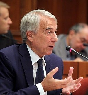 Maroni-Pisapia, &egrave; scontro frontale<br />sul caso dei maxi indennizzi ai rom