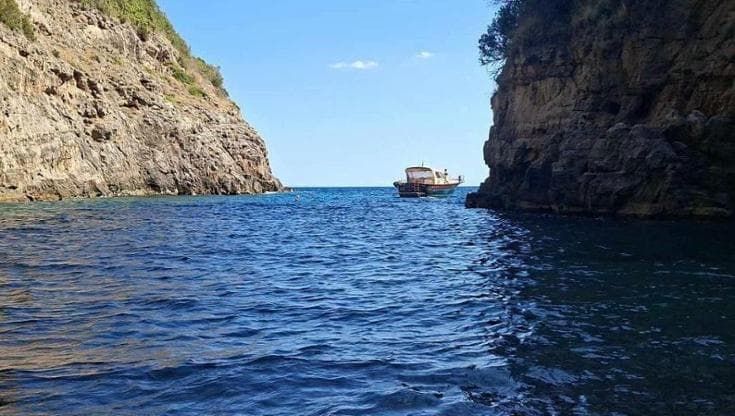 Barca viola il fiordo di Crapolla. L’Area marina protetta: "Grave atto di inciviltà"