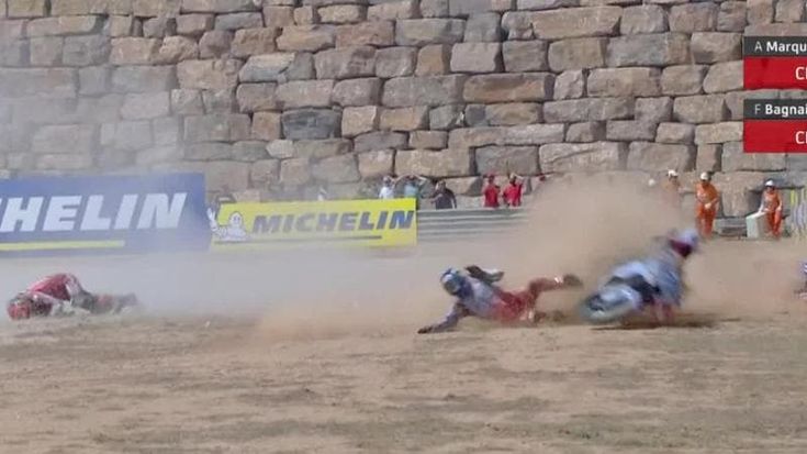 Bagnaia e Alex Marquez, incidente in Aragona: l’azzurro travolto dalla Pramac. Cosa è successo