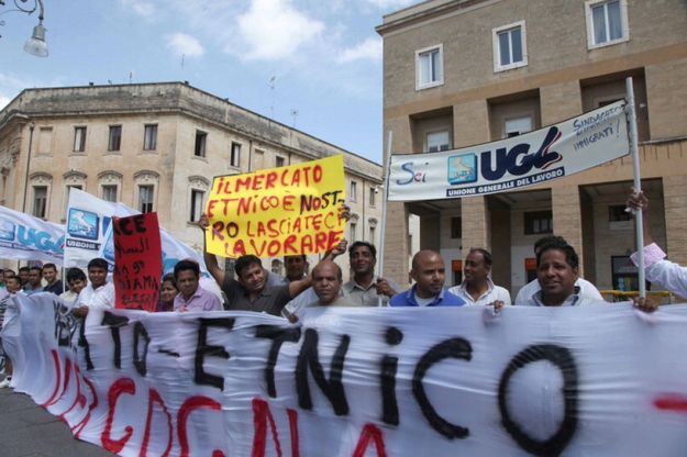 Gli ambulanti in piazza Sant'Oronzo<br />protesta multietnica tra i turisti<br />&nbsp;