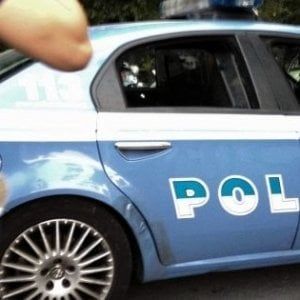 Piazza Verdi, baby-gang incappucciata rapina e picchia un ragazzo