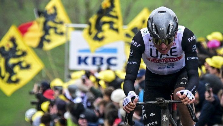 Ciclismo, Pogacar manda in tilt anche le app: non è possibile, sta andando in macchina...