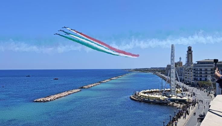 Le Frecce tricolori colorano il cielo di Bari, ma 3 jet restano a terra dopo l’incidente in Sicilia