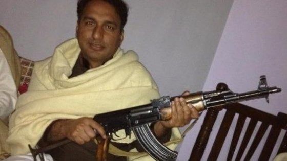 Brescia: stupore e polemiche politiche per il candidato con il kalashnikov 