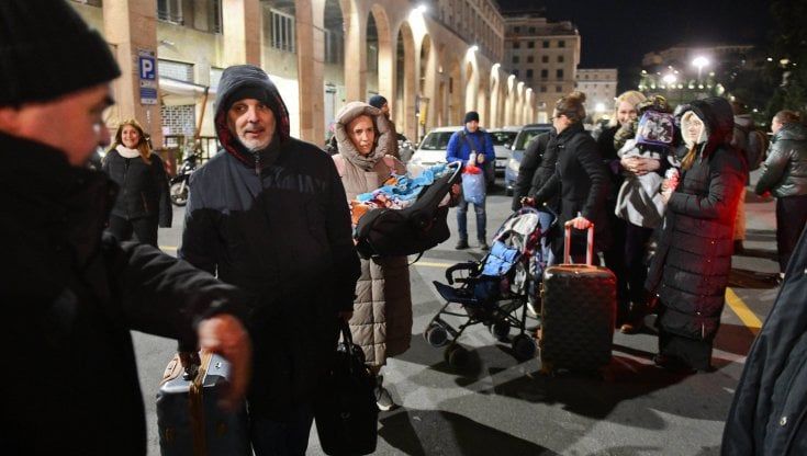 Diciassette ore dal confine polacco a Genova, arrivato il pullman dei profughi ucraini