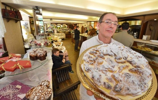 Tra Torino e Saint Tropez scoppia la "guerra" della torta di Brigitte Bardot