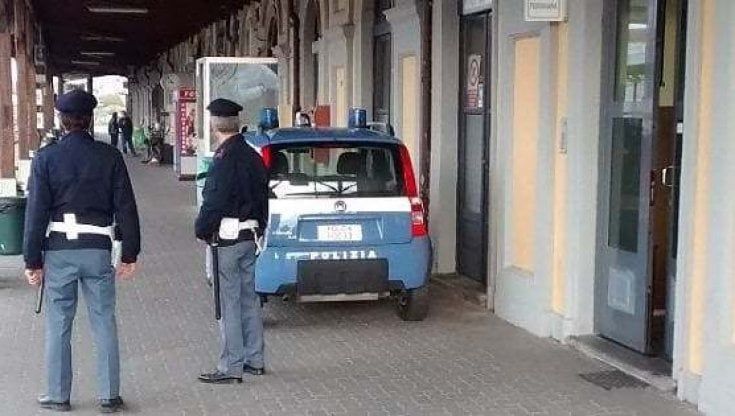 Bari, incinta e con bimba di 2 anni cerca riparo dal freddo nella stazione Bari: la Polfer le paga l'hotel