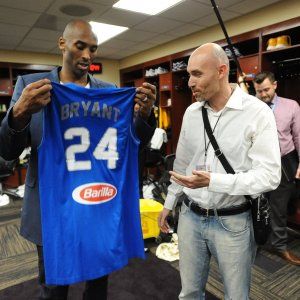 Basket, Bryant riceve in dono maglia azzurra: "Disposto ad aiutare Messina"