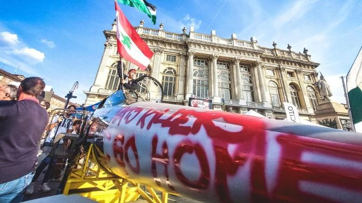 Manifestazione pro Palestina, imbrattato un caccia F-35 in piazza Castello
