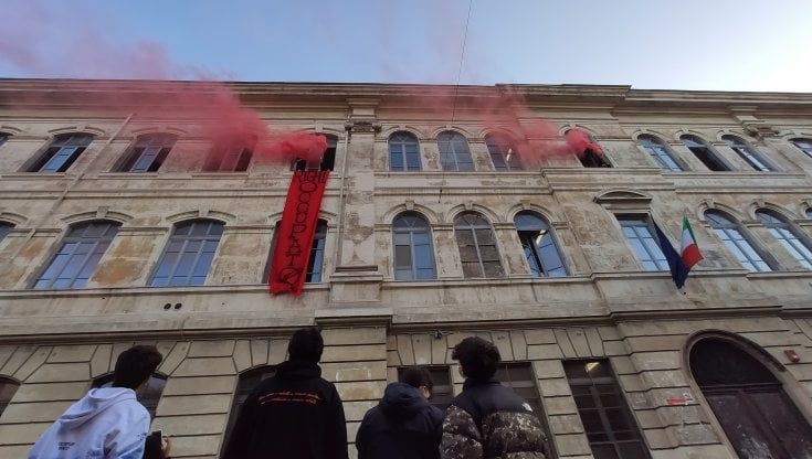 Scuola Roma, finita dopo 48 ore l'occupazione del Righi. Gli studenti: "Preside ha minacciato 5 in condotta"
