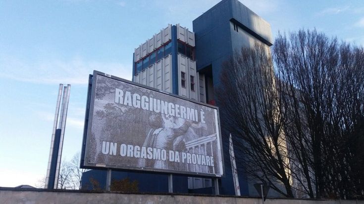 Manifesti misteriosi tra Milano e Roma: "Raggiungermi è un orgasmo da provare" 