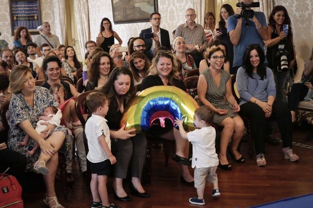 Famiglie arcobaleno, registrato in Comune l'atto di nascita di 11 bimbi con doppio cognome