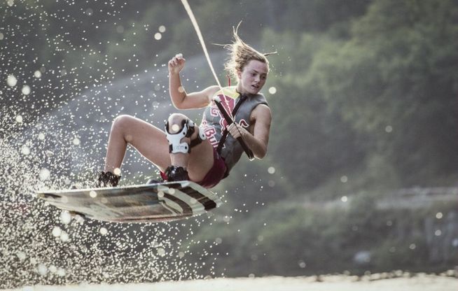 Lo spettacolo del wakeboard: acrobazie e salti sul lago di Como