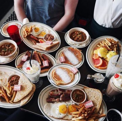 Los Angeles, al Nighthawk si fa colazione tutta la notte: latte al posto della birra