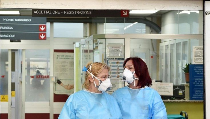Piemonte, crescono i contagi, è corsa alla terza dose. Allerta negli ospedali e stop alle visite dei parenti 