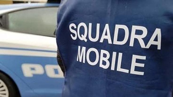Stilista subisce violenze, abusi e minacce di morte per anni: braccialetto elettronico a ex modello