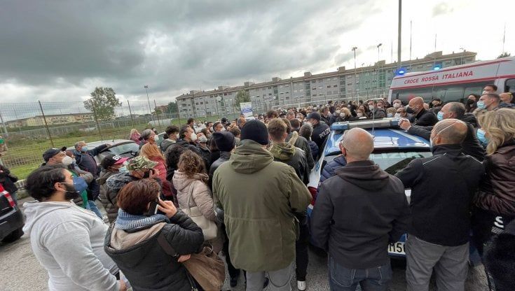 Salerno, disagi e tensione ai centri vaccinali: intervengono le forze dell'ordine