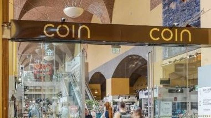 Coin, le chat tra gli agenti e la cassiera: “Con le camicie voglio i calzini, poi ti do il 30%”
