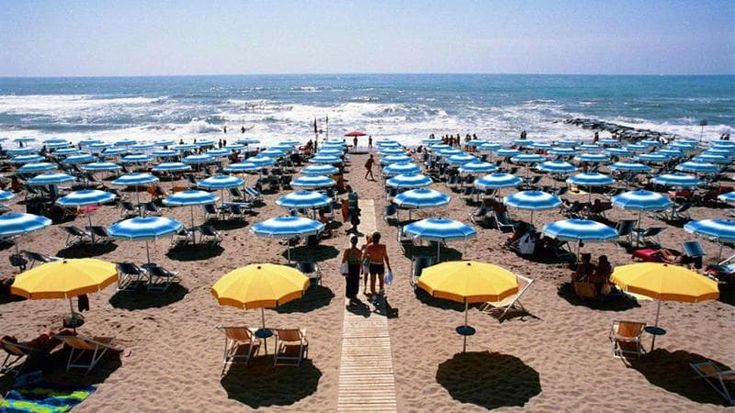 Lidi aperti dal 18 maggio in Puglia, defibrillatori e spiagge plastic free tra gli obblighi