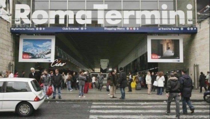 Il rapporto: 4 donne su 10 molestate in stazione o sui treni. "Così non le lasciamo sole quando non si sentono al sicuro"
