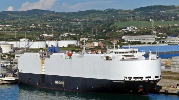 Fiamme sul cargo al largo dell’Oceano Pacifico: evacuata nave con 3000 auto a bordo