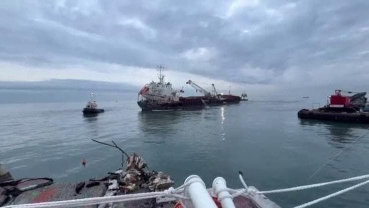 Marina di Massa, la nave Guang Rong si stacca finalmente dal pontile
