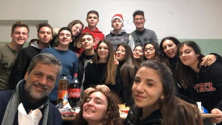 “Le piaceva la filosofia e sognava un viaggio in Spagna”. Il dolore di prof e compagni di Sara