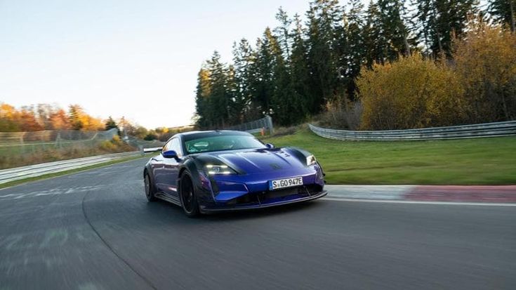 La Porsche Taycan Turbo GT con kit Manthey segna il nuovo record al Nürburgring-Nordschleife