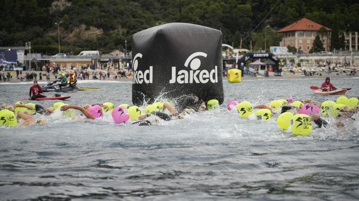 Bergeggi, 2800 partecipanti a Switheisland, evento di nuoto in acque libere al Golfo dell’Isola
