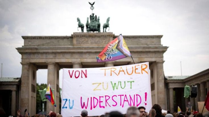 Berlino, la promessa di Merz: “Reagiremo al terrore”. Paura per il Pride di Amburgo