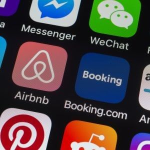 Prenotazioni a picco per Booking. E l'Olanda sta a guardare