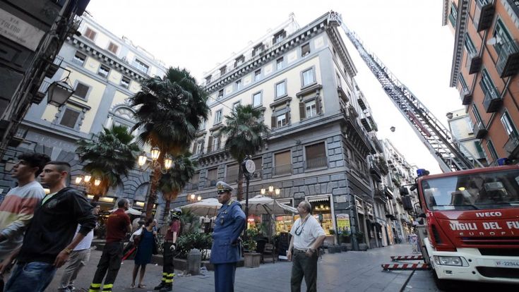 Teatro Augusteo, i vigili spicconano l'edificio