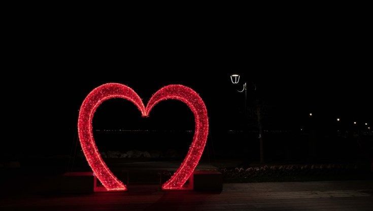 Un San Valentino speciale a Desenzano: cuori luminosi dedicati a chi combatte contro il Covid