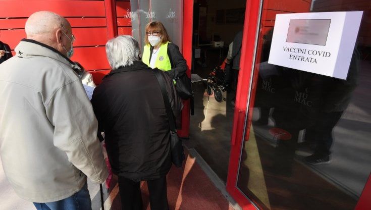 Covid, da inizio 2021 quattro morti tra i 24 e i 45 anni mentre il 90 per cento è sopra i settanta