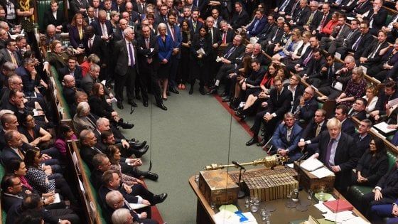 Borse miste, la Brexit torna a pesare sulla sterlina