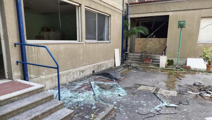 Napoli, Rione Amicizia: scuola sotto tiro sei furti in un mese, via gli infissi