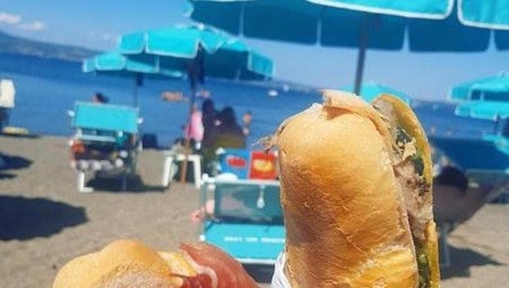 "Aggredita dal gestore di un lido, avevo solo chiesto di poter portare un panino per i miei figli”